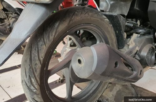 Trik Simpel Agar Pelek Belakang Motor Matic Tidak Macet Saat Dilepas