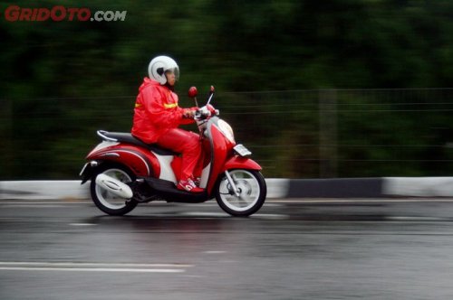 Masuk Musim Hujan, Ahli Safety Riding Ingatkan 4 Bagian Motor yang Wajib Diperhatikan