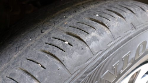 Alasan Kenapa Di Ban Mobil Bekas Jangan Sampai Ada Batu Kerikil Menempel