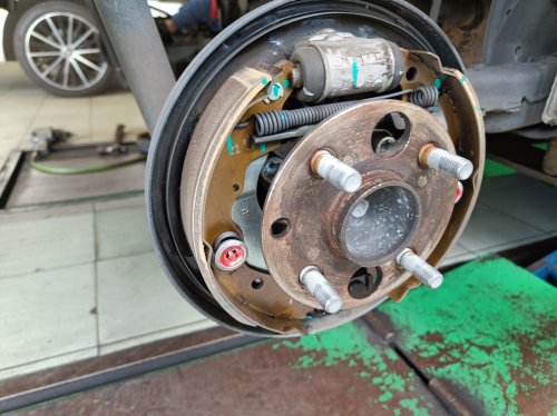 Begini Cara Pemilik Mobil Bekas Bersihkan Kampas Rem Tromol Sendiri