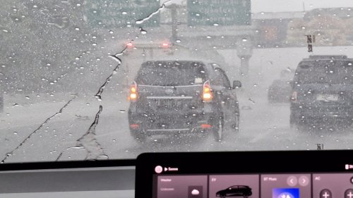 Pakai Jurus 3 Detik, Ini Tips Jaga Jarak Aman Mengemudi Mobil saat Hujan Deras