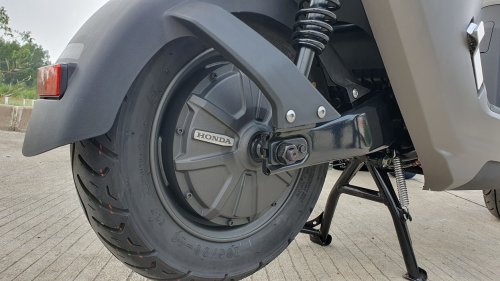 Ini Alasan Ganti Ban Belakang Motor Listrik Perlu Dilakukan Ahlinya