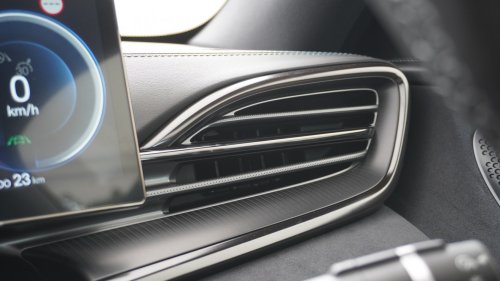 AC Mobil Bekas Nggak Dingin Tapi Malah Bau Apek, Ini Penyebabnya gaes