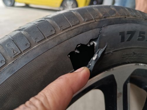 Pecah Ban Kena Lubang Jalan, Pengemudi Mobil Ini Malah Ditilang Rp 1,6 Juta