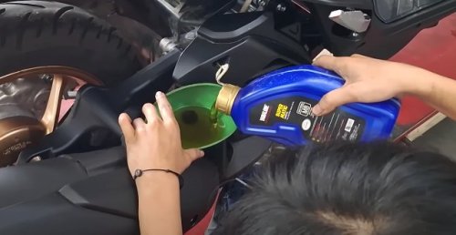 Cuma Dipakai Jarak Pendek, Ini Rekomendasi Ganti Oli Mesin Motor Perempuan