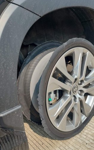 Kuasai Keadaan, Lakukan Ini saat Mengalami Pecah Ban di Jalan Tol