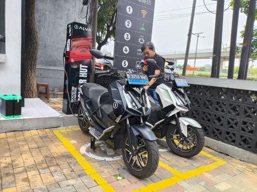 Fitur Charger Motor Listrik Ini Pasti Disukai Perempuan, Ini Alasannya