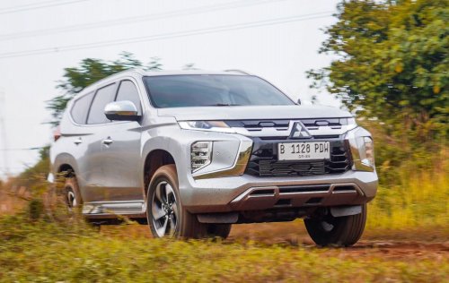 Adu Kencang SUV Ladder Frame Mitsubishi Pajero Sport Vs Ford Everest