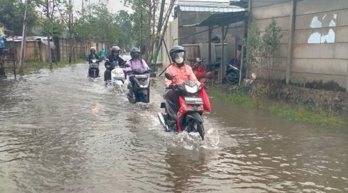 Terpaksa Terjang Banjir Pakai Motor, Ketahui Risiko dan Teknik yang Benar
