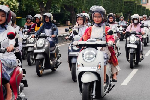 Lebih Rempong dari Cowok, Ini Tips Safety Riding Khusus Lady Bikers