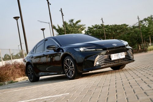 Tiga Hal Yang Membuat Toyota Camry Hybrid Cocok Dipakai Nyetir Sendiri