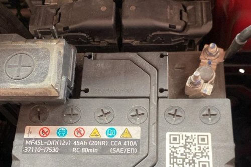 Tambah Air Aki Mobil Jangan Terlalu Penuh, Ini Alasan Pentingnya