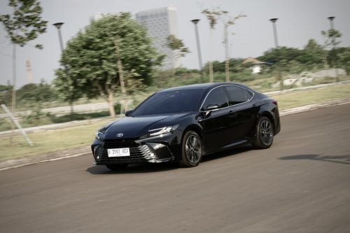 Revolusioner, Toyota Camry HEV Sabet The Best Large Sedan GridOto Award 2025