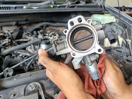 Begini Trik Khusus Saat Bersihkan Throttle Body Mobil Yang Kotor