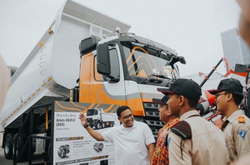 Siapkan Teknisi Profesional, DCVI Donasikan Mesin Bus Mercedes-Benz OF 917 ke SMK 1 Angkasa