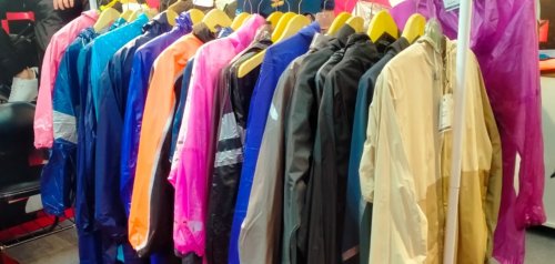 Pilih Ukuran Jas Hujan Motor Perlu Agak Longgar, Berikut Alasannya