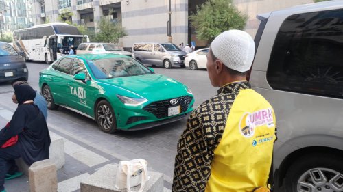 Umrah Tak Hanya Ibadah, Jamaah Adira Terkesima  Mobil Ikonik di Madinah