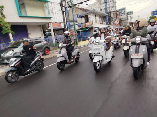 Si Cantik Zee Asadel Gak Takut Basah, Hujan-hujanan Jadi Leader City Touring Fazzio Youth Festival Yogyakarta 2025