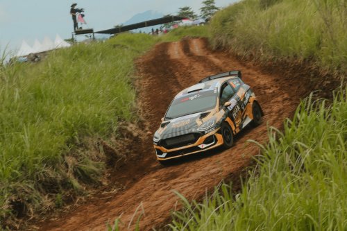 Dominasi di Tengah Hujan! Dewa United Motorsports Sapu Bersih Podium Final Sprint Rally