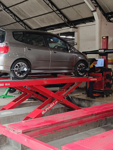 Seperti Ini Cara Cek Sendiri Mobil Perlu Spooring atau Tidak!