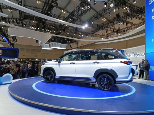 Berita Foto: Toyota Veloz Hybrid yang Hadir di GJAW 2025