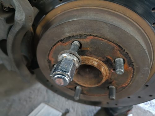 Kencangkan Mur Roda Mobil Secukupnya Aja, Ini Dampak Kalau Berlebihan