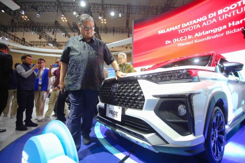 New Veloz Hybrid EV dan bZ4X Jadi Sorotan Airlangga Hartarto di GJAW 2025