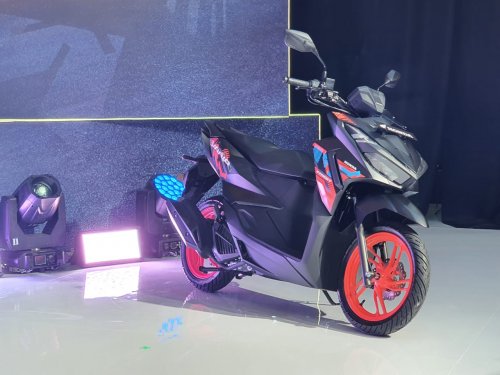 Perempuan Suka, Fitur di Vario 125 Terbaru Memudahkan Charge Smartphone