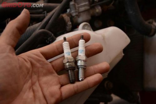 Bukan Cuma Brebet, Begini Efek Busi Palsu di Mesin Motor Injeksi