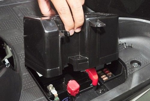 Sudah Tahu Belum, Ini Gunanya ﻿﻿Cover Tambahan di Aki Motor Matic