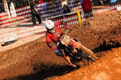Dramatis, Debut di Thailand, Diva Ismayana Sabet Holeshot Sebelum Insiden Bahu di FMSCT Motocross 2026