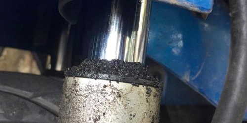 Sokbreker Depan Motor Rawan Bocor di Musim Hujan, Ini Penyebabnya!