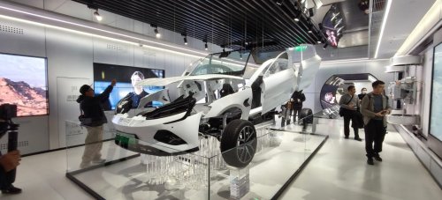 Dispenser Bensin Usang Di Balik Display Kecanggihan BYD Di-Space