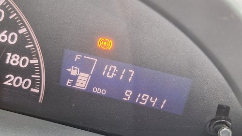 Logo ABS Tiba-tiba Muncul di Speedometer Mobil? Ini Penyebabnya