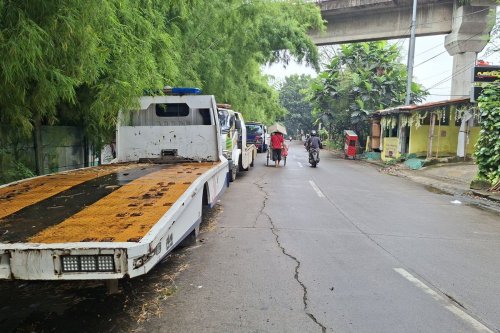 Jalan Haji Lebar Meruya Selatan Bak Kandang Truk Towing, Warga Curiga Ada Setoran