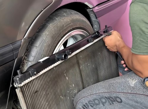 Radiator Mobil Kotor Bikin Mesin Mudah Panas, Ini Penyebabnya
