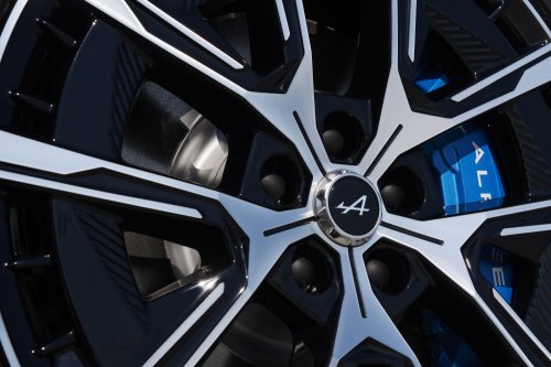 Alpine A390 debuts – tri-motor coupé-SUV with up to 470 hp; 89 kWh battery, up to 555 km range WLTP