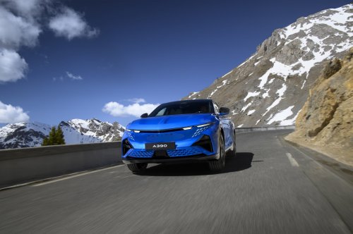 Alpine A390 debuts – tri-motor coupé-SUV with up to 470 hp; 89 kWh battery, up to 555 km range WLTP