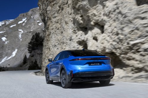 Alpine A390 debuts – tri-motor coupé-SUV with up to 470 hp; 89 kWh battery, up to 555 km range WLTP