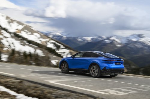 Alpine A390 debuts – tri-motor coupé-SUV with up to 470 hp; 89 kWh battery, up to 555 km range WLTP