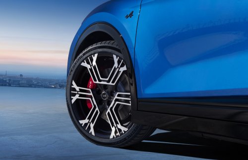 Alpine A390 debuts – tri-motor coupé-SUV with up to 470 hp; 89 kWh battery, up to 555 km range WLTP