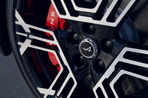 Alpine A390 debuts – tri-motor coupé-SUV with up to 470 hp; 89 kWh battery, up to 555 km range WLTP