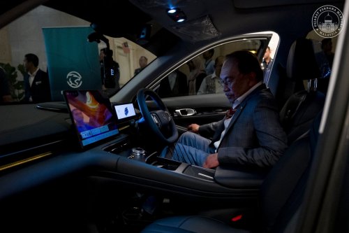 Anwar Ibrahim test drives Proton eMas 7, calls it a proud achievement of Malaysian automotive landscape