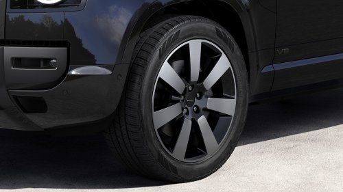 Land Rover Defender updated for 2026 model year – revised headlamps, larger 13.1-inch touchscreen