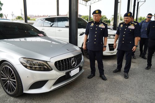 Melaka JPJ seizes 7 luxury cars worth nearly RM6 mil, including Alphard driven by foreigner from KL-JB