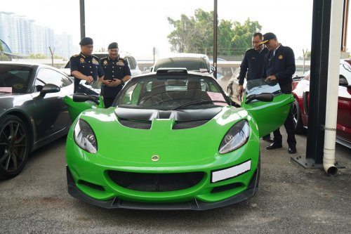 Melaka JPJ seizes 7 luxury cars worth nearly RM6 mil, including Alphard driven by foreigner from KL-JB