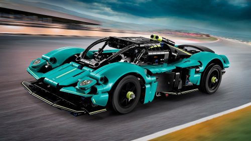 Lego Technic 42208 Aston Martin Valkyrie – functional gullwing doors, detailed V12 engine, 707 pieces