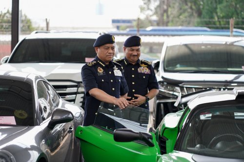 Melaka JPJ seizes 7 luxury cars worth nearly RM6 mil, including Alphard driven by foreigner from KL-JB