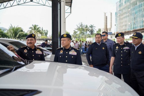Melaka JPJ seizes 7 luxury cars worth nearly RM6 mil, including Alphard driven by foreigner from KL-JB