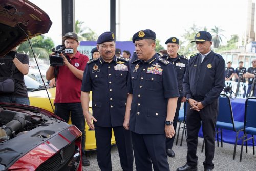 Melaka JPJ seizes 7 luxury cars worth nearly RM6 mil, including Alphard driven by foreigner from KL-JB